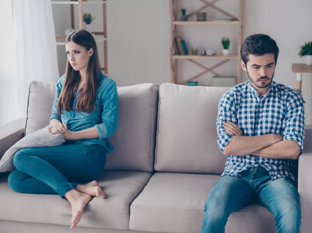 Si antes te preguntaba cómo estuvo tu día, celebraba tus logros o mostraba curiosidad por tus problemas y ahora esas charlas desaparecieron, es momento de prestar atención.