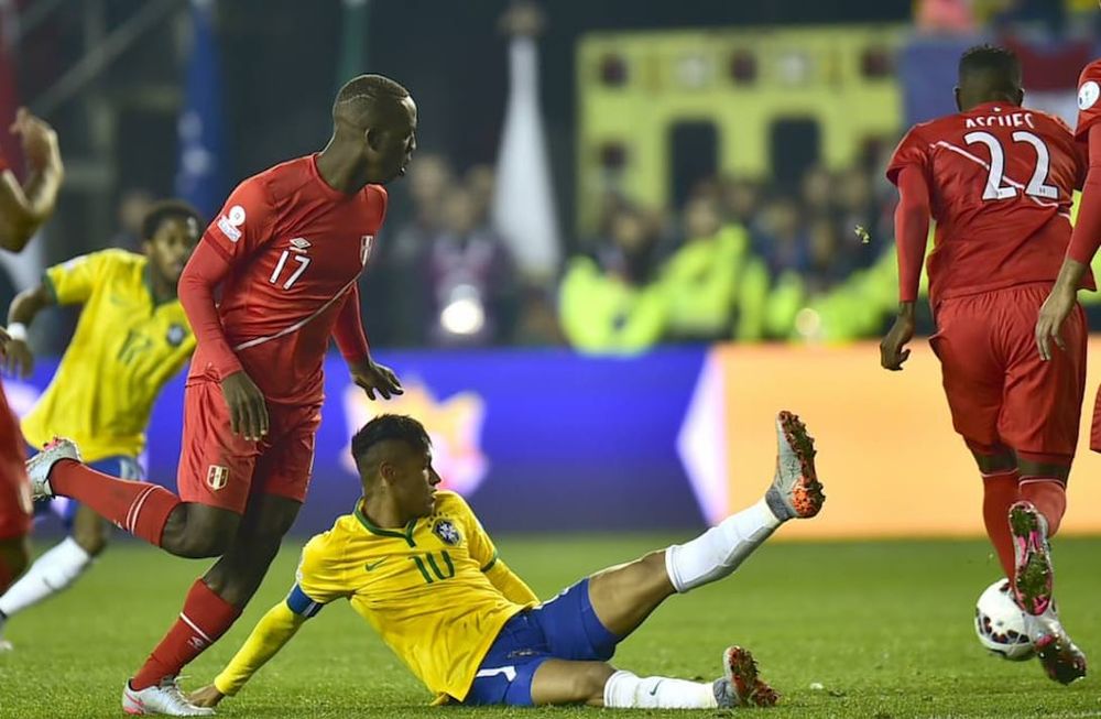 Mirá la maravilla de Neymar con su doble sombrero a dos rivales peruanos