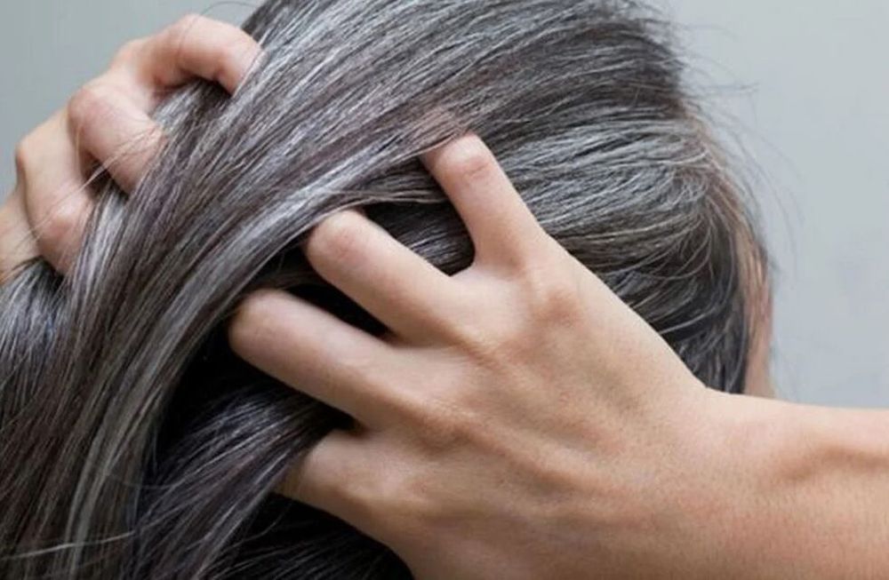 La causa de la aparición de canas prematuras en personas jóvenes