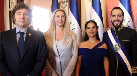 Los Andes | El presidente de la Argentina, Javier Milei, junto a su secretaria general de la Presidencia, Karina Milei, la primera dama de El Salvador, Gabriela Rodríguez, y el reelecto mandatario salvadoreño Nayib Bukele. Foto: Presidencia.