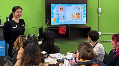 Alicia es la profesora de chino en la escuela José Vicente Zapata