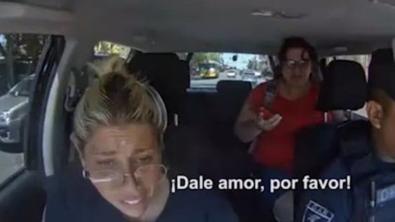 La suboficial, Laura Pagani, le practica RCP a la niña mientras le ruega que reaccione. A su lado, su compañero Diego Villegas Carrizo.