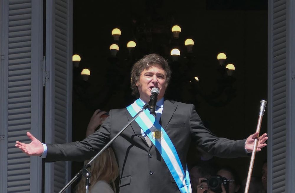 El presidente de Argentina, Javier Milei, saluda a la gente desde el balcón de la Casa Rosada. Foto: EFE/ Enrique García Medina