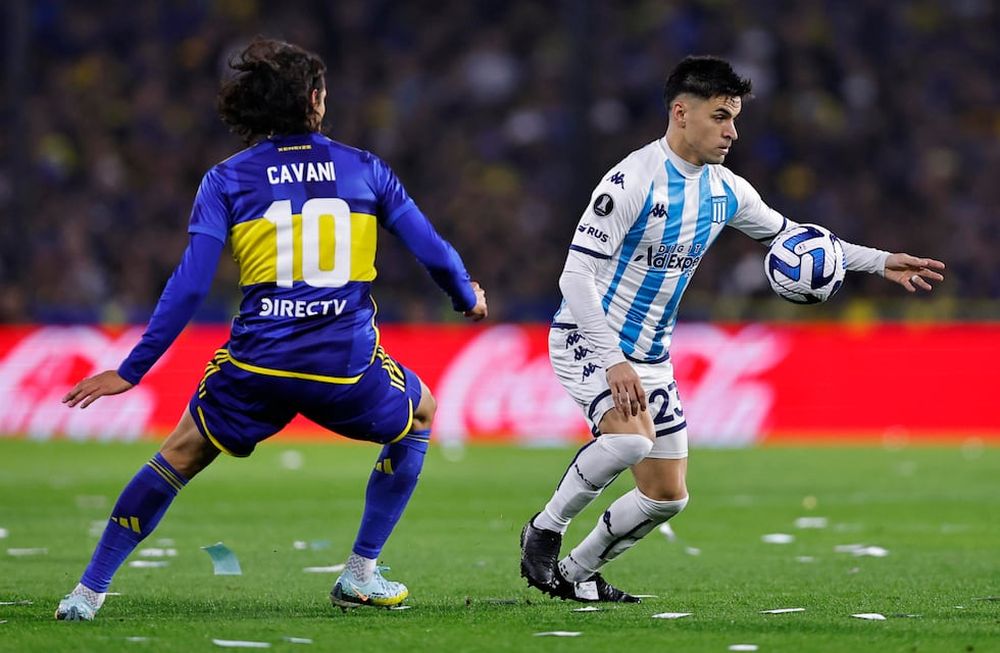 Edinson Cavani, de Boca disputa un balón con Nicolás Oroz, de Racing hoy en la ida de cuartos. Se viene una revancha tremenda. - EFE/ Juan Ignacio Roncoroni