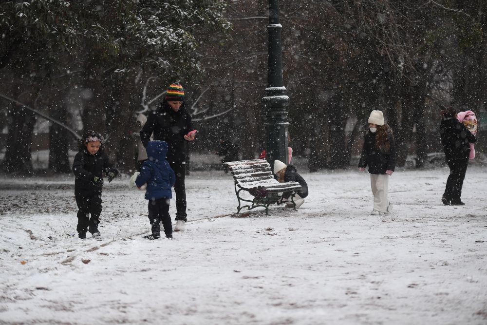 Familias disfrutan de la nieve en el Parque General San Martín. Foto: Ramiro Gómez / Los Andes.