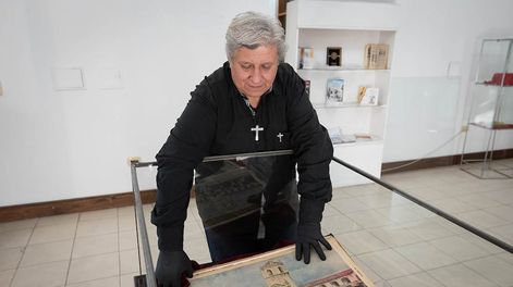 Los Andes | Gustavo López es un documentalista encargado de la conservación de los textos en el Archivo General. Están perfectamente conservados y en letra muy legible. Foto: Ignacio Blanco / Los Andes