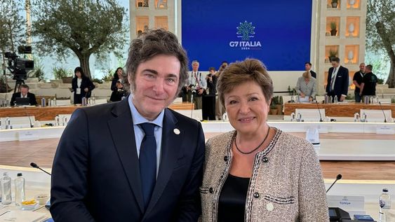 Milei, junto a la titular del FMI Kristalina Georgieva en la cumbre del G7. Foto archivo