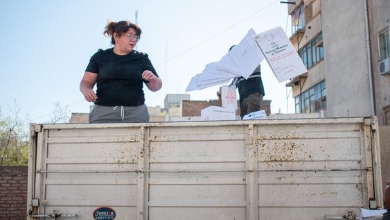 se retiraron mas de 5 toneladas de documentacion judicial y de licencias para su reciclaje con fin solidario