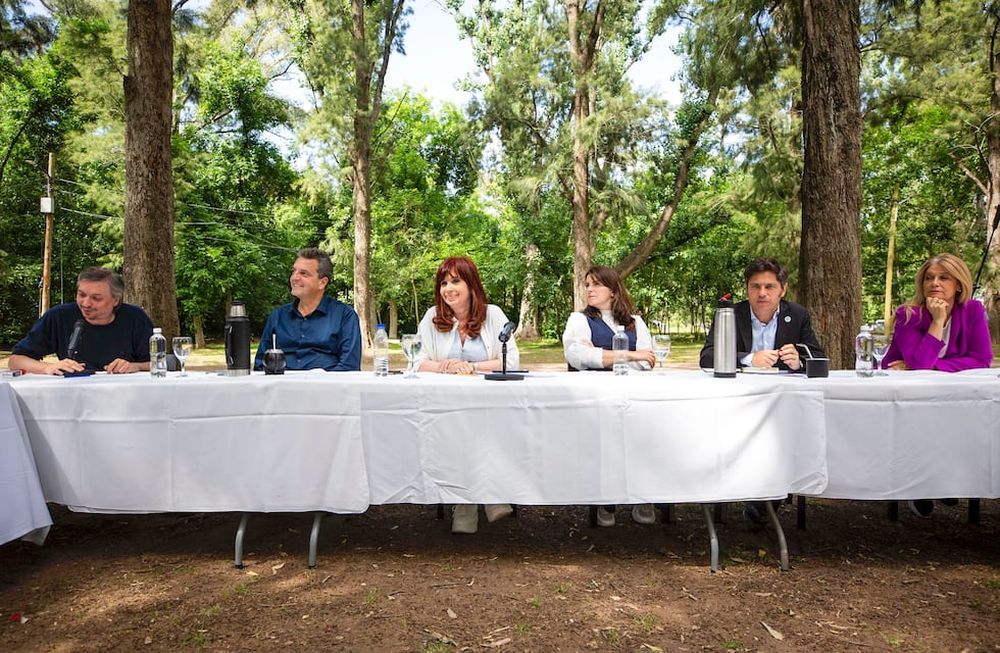 Cristina Kirchner; Axel  Kicillof, y el ex ministro de  Economía, Sergio Massa,  encabezaron hoy un encuentro en  la localidad bonaerense de  Moreno, donde exhibieron una  foto de unidad del peronismo en  la antesala del año electoral. FOTO NA: