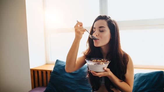 Además de constituir nuestra primera defensa inmunitaria, la microbiota regula el tránsito intestinal, interviene en la producción de vitaminas K, B12 y ácido fólico, y ayuda a regular los niveles de colesterol en sangre.