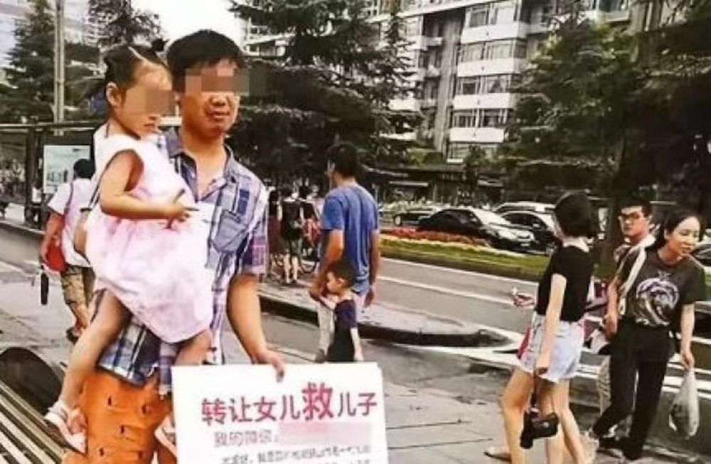 Su hijo tiene cáncer e intentó vender su otra hija para pagar el tratamiento