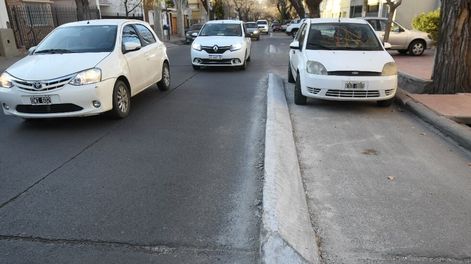 Los Andes | La intención de los municipios intervinientes es que el tamaño del cordón de la bicisenda en la Quinta Sección sea 5 centímetros más bajo y 15 centímetros más angosto. Foto: José Gutierrez / Los Andes