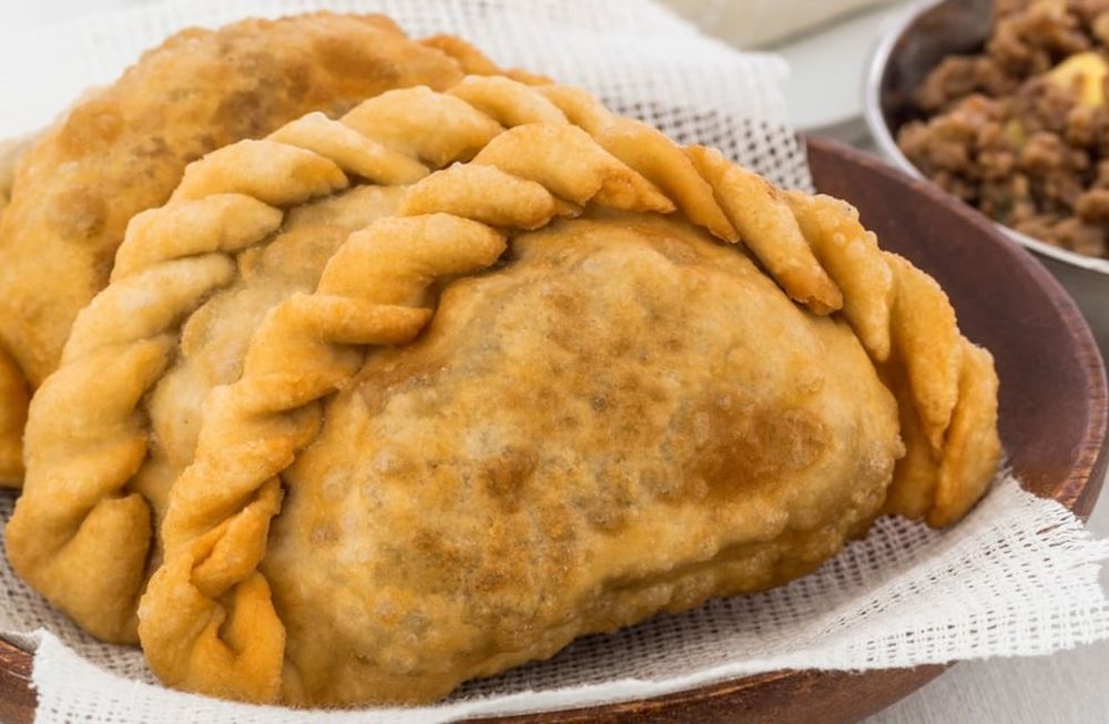 Las empanadas tucumanas no llevan papa, ni arvejas, ni aceitunas, son muy jugosas y llevan carne picada a cuchillo.