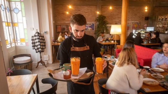 El sector gastronómico es uno de lo que podría reactivar en la última parte del año.Foto: Ignacio Blanco / Los Andes