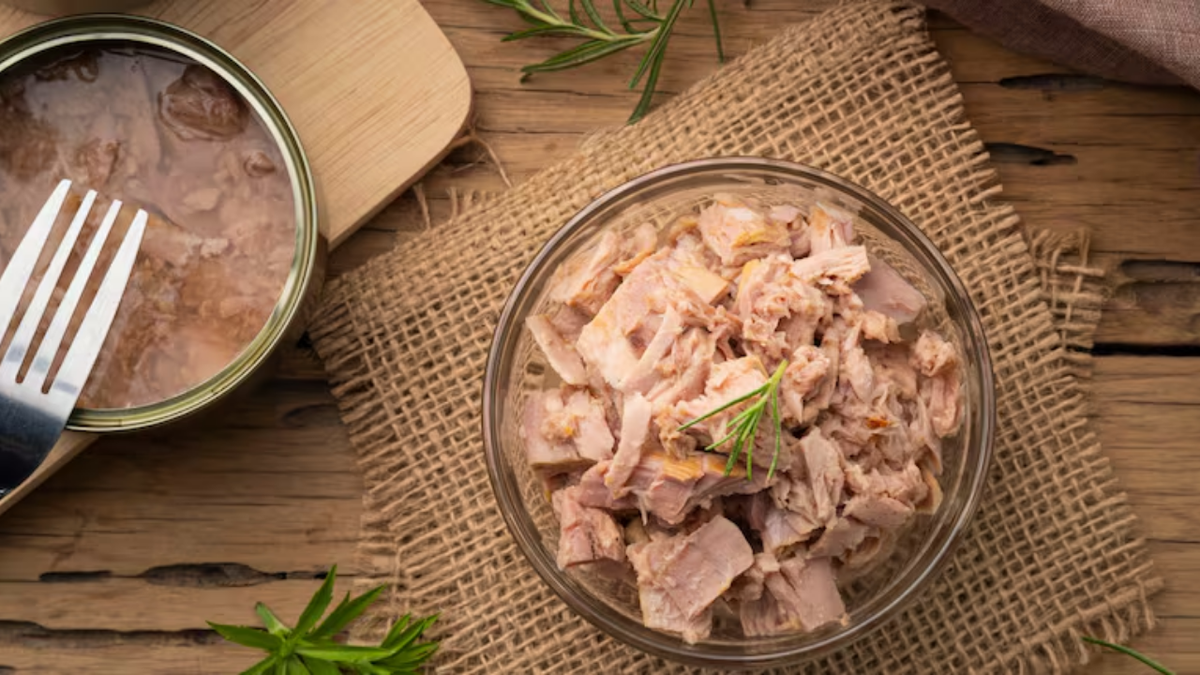 Cocinaron un atún que habían congelado 2 veces, fueron internados y los médicos lanzan una dura advertencia