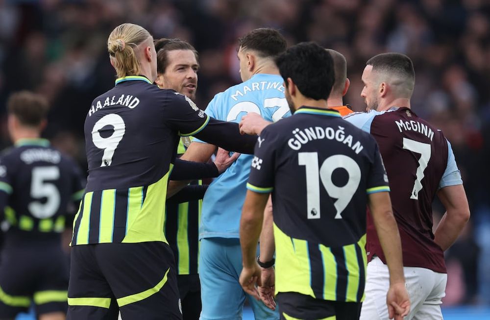 El Dibu se peleó con Jack Grealish. Además, tuvo una buena atajada y participó de la apertura del marcador. /Foto: Premier League