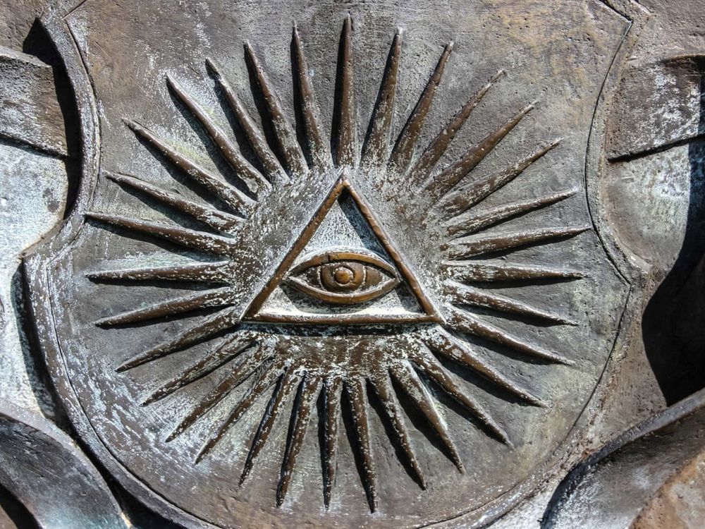 El Ojo que todo lo ve, símbolo del Gran Arquitecto del Universo, representa la vigilancia divina y la búsqueda de la verdad en la tradición masónica.