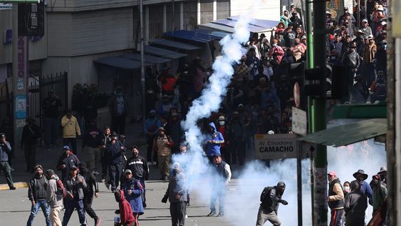 La Paz. Manifestantes se enfrentan con integrantes de la Policía de Bolivia durante una jornada de protestas contra el presidente Rodrigo Paz