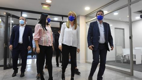 Los Andes | Anabel Fernández Sagasti (centro), ingresa a la sede acompañada de la intendenta de Santa Rosa, Flor Destéfanis y junto al resto de los caciques. Foto: Mariana Villa