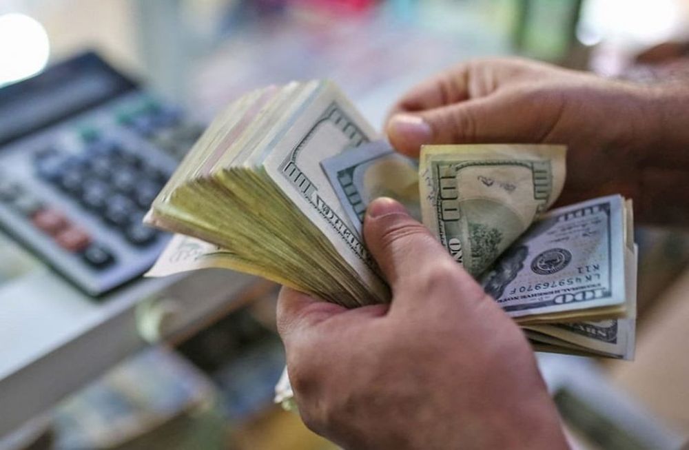 El Banco Central aplicó una devaluación del 5,9% y el dólar oficial se vende por encima de los $400.