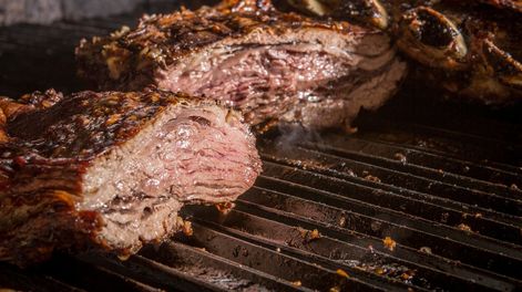 Ni limón ni mostaza: el condimento para que el asado a la parrilla salga más blando y fácil de cortar