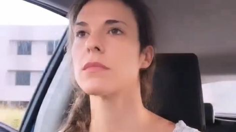 Cuando maneja, Nikki García recibe indicaciones de Google Maps con su propia voz. Foto: Web