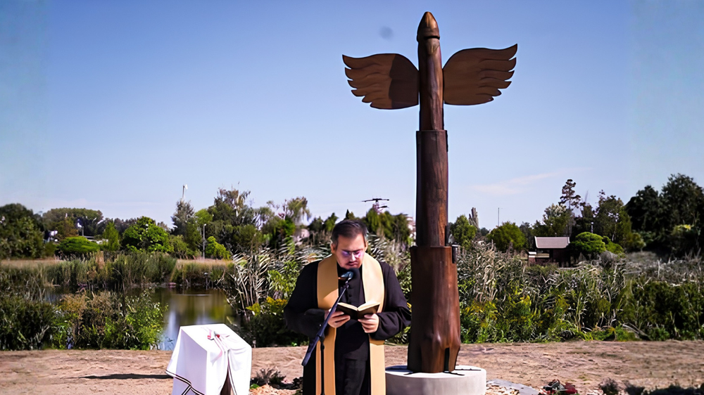 Así es la estatua de Devecser, en Hungría, que generó risas y polémica.&nbsp;