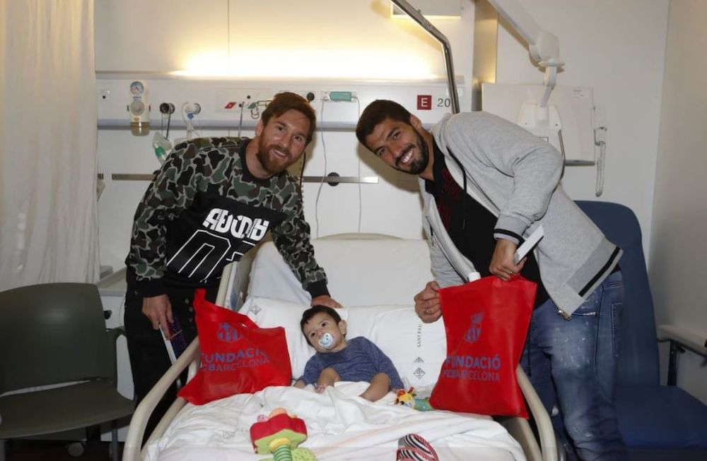Messi hizo de Rey Mago y llevó regalos a niños enfermos de Barcelona
