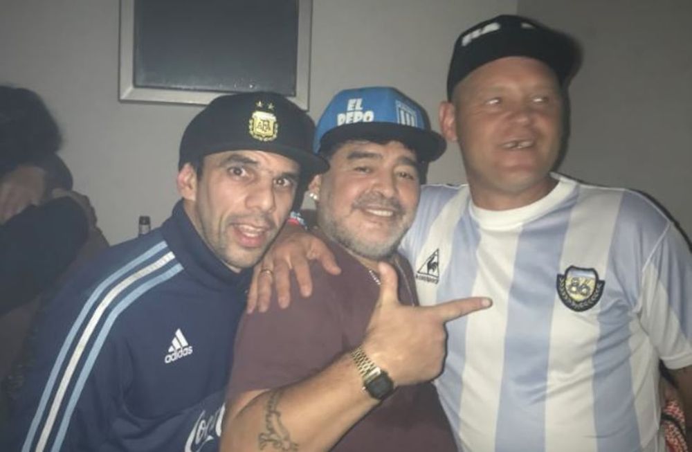 Video: Diego Maradona se subió al escenario y cantó con Pepo
