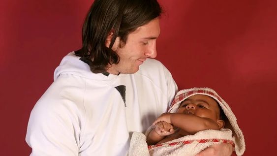 Lionel Messi con 20 años sostiene a Lamine Yamal de apenas 6 meses.&nbsp;