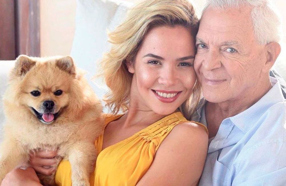 ¡Romántico!: Eduardo Costantini sorprendió a su esposa Elina con un amoroso mensaje mientras la esperaba en la puerta de un shopping