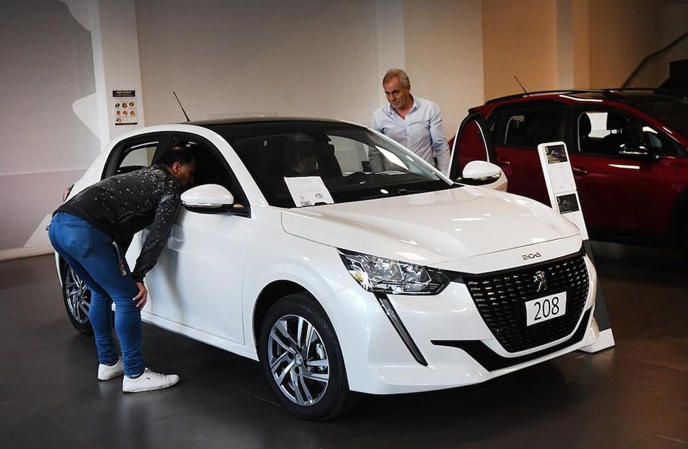 Interesados. Según comentaron desde las agencias, en las últimas semanas, aumentó el público que consultó por el precio de los unidades 0km. / Foto: José Gutierrez / Los Andes