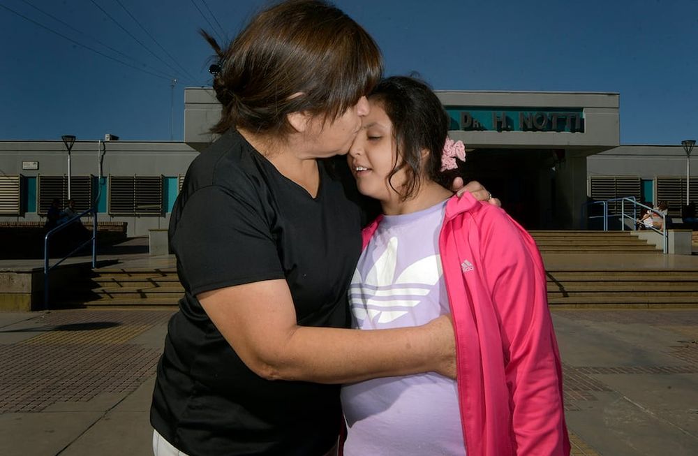 Mirian Ortiz (62) adoptó a Dana, con una discapacidad visual y daño cerebral Viven en departamento La Paz y viene a tratarse al Hospital Humberto NottiFoto: Orlando Pelichotti