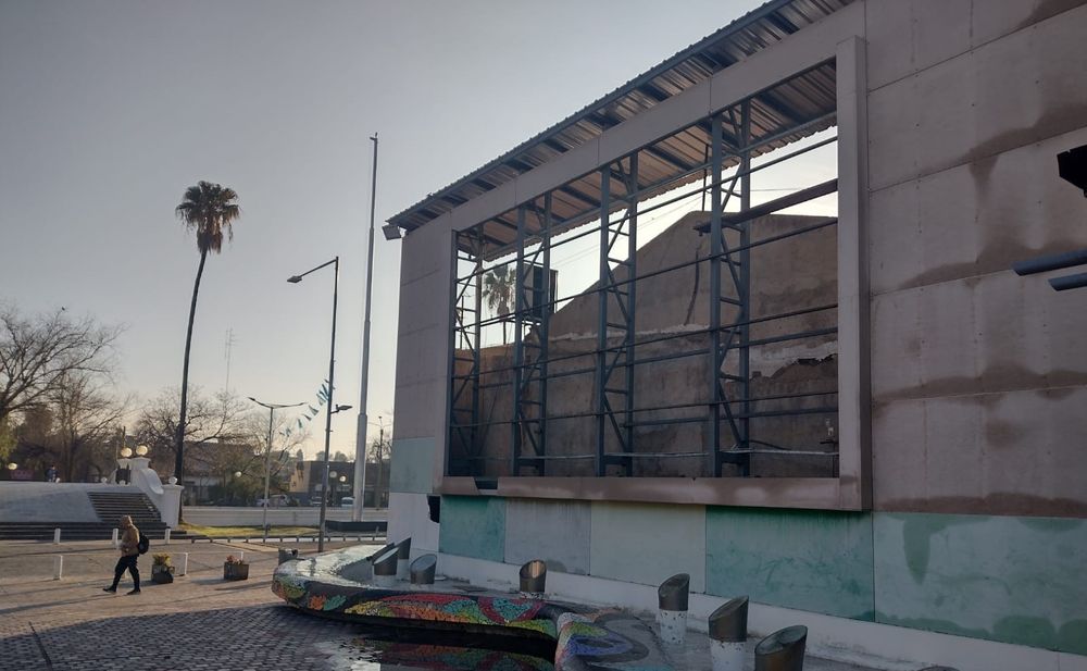 La pantalla gigante en el Paseo de la Patria, en San Martín, fue removida hace meses y todos se preguntan qué sucederá con ella (Enrique Pfaab - Los Andes)