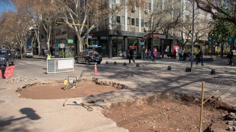 Atención automovilistas: se reduce la calzada en calle San Martín y Garibaldi por obra de Aysam.
