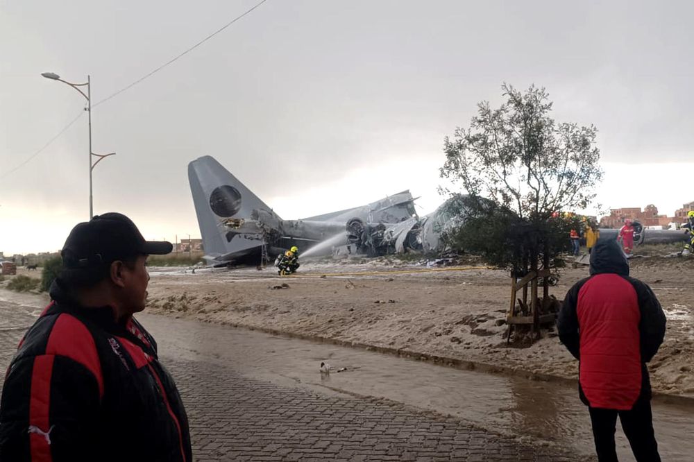 Fotografía cedida por Noticias San Roque D7 donde se muestra un avión militar de carga accidentado este viernes, en El Alto (Bolivia).&nbsp;