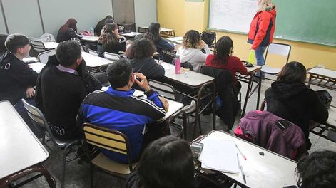 Solo 11 de cada 100 estudiantes terminan la  escuela secundaria en Mendoza.Alumnos de 5to año de la escuela Normal Tomás Godoy Cruz de CiudadFoto: José Gutierrez / Los Andes
