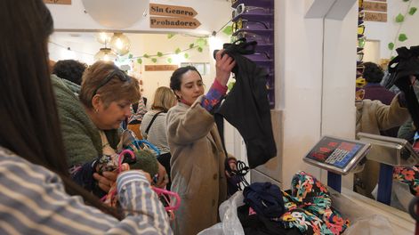 El local que funcionan en calle San Juan al 800, en Ciudad, vende ropa importada por kilo.