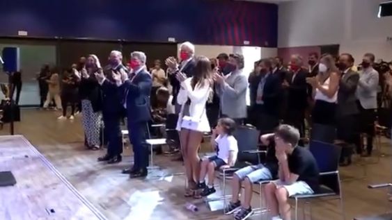 La ovación a Messi durante su conferencia de prensa en el Camp Nou./Captura de video. La ovación a Messi durante su conferencia de prensa en el Camp Nou./Captura de video.