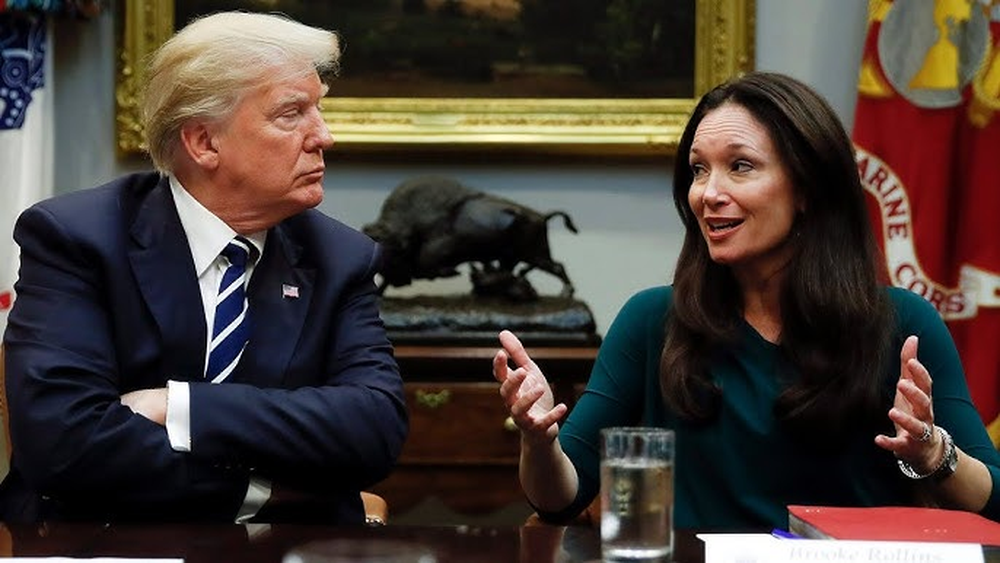 La secretaria de Agricultura de los Estados Unidos, Brooke Rollins, junto al presidente Donald Trump.
