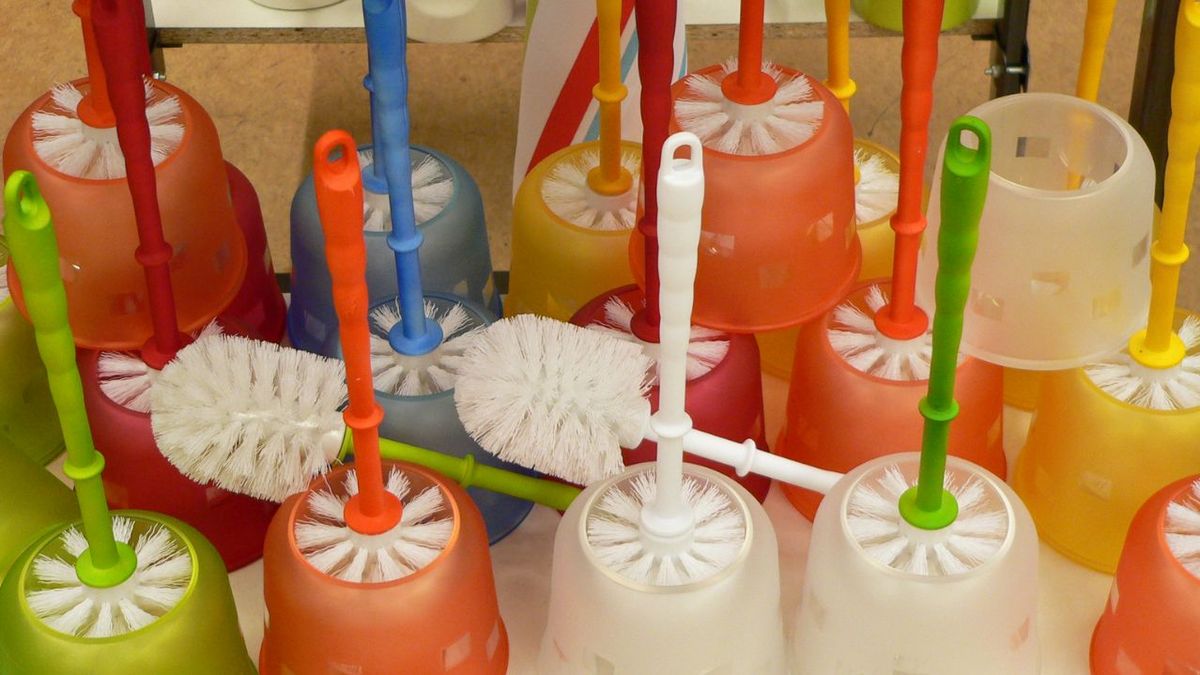 Por qué el cepillo del inodoro está dejando de usarse en el baño y cual es la alternativa más saludable