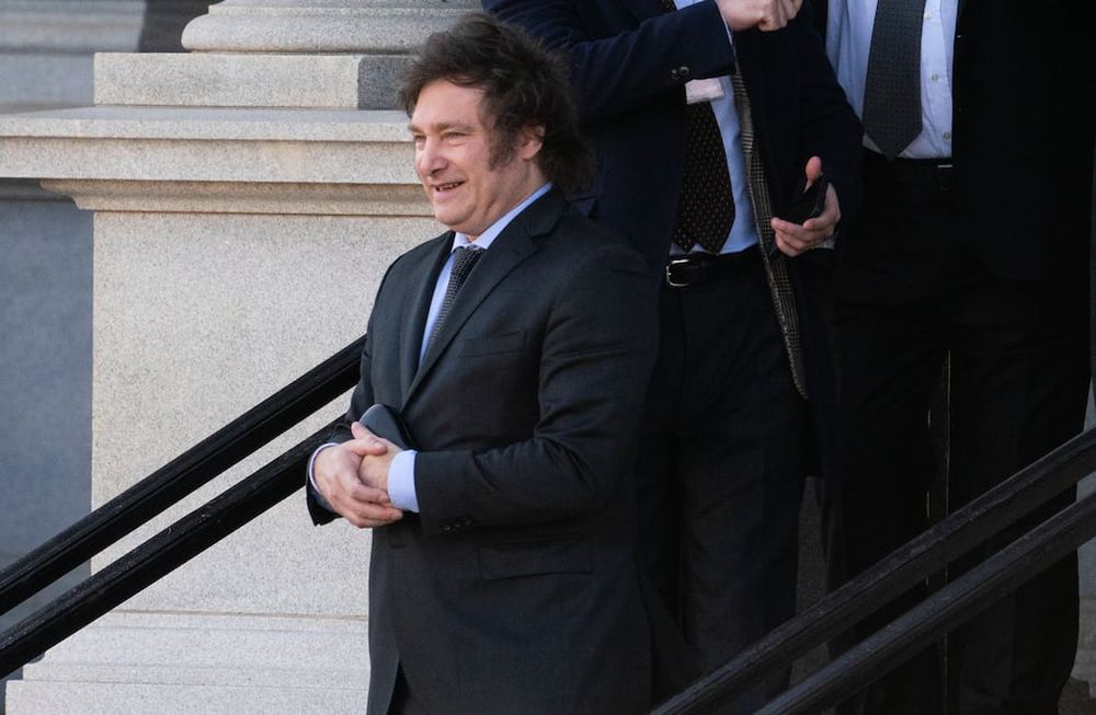 El presidente electo de Argentina Javier Milei sale del Edificio Eisenhower en los terrenos de la Casa Blanca después de una reunión con el asesor de Seguridad Nacional, Jake Sullivan, el martes 28 de noviembre de 2023, en Washington. (AP Foto/Evan Vucci)