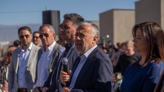 El gobernador Alfredo Cornejo ratificó su apoyo al presidente Javier Milei en una entrega de viviendas de Guaymallén.