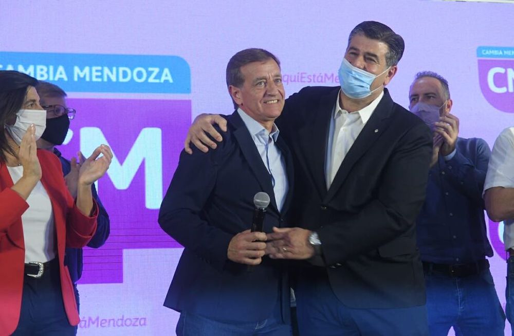 El gobernador Rodolfo Suárez y el vicegobernador Mario Abed celebraron junto a otros dirigentes el triunfo electoral en el búnker de Cambia Mendoza. Foto: Ignacio Blanco / Los Andes