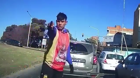 Asalto de terror en La Matanza: una cámara registró como un delincuente le apuntó a la cabeza a una conductora.