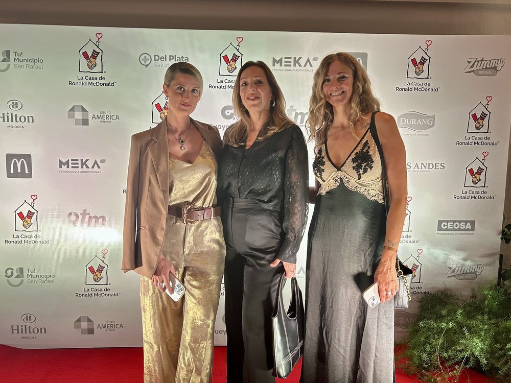 Vicky Dion, Roxana Badaloni y Paola Puliafito, tres referentes de la comunicación mendocina que acompañaron con su compromiso y alegría.