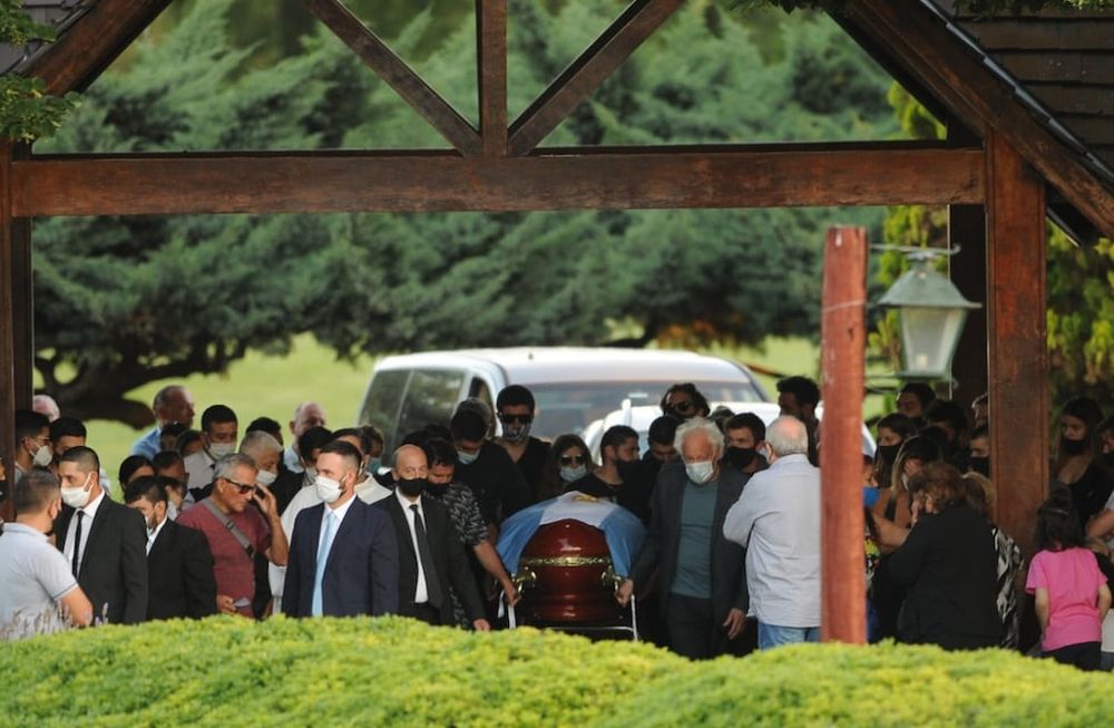 Los restos de Diego Maradona llegaron al cementerio de Bella Vista donde sun familia y amigos lo despiden en una ceremonia íntima. Federico Lopez Claro