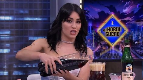 Lali Espósito preparó un viajero de fernet en la tv española.