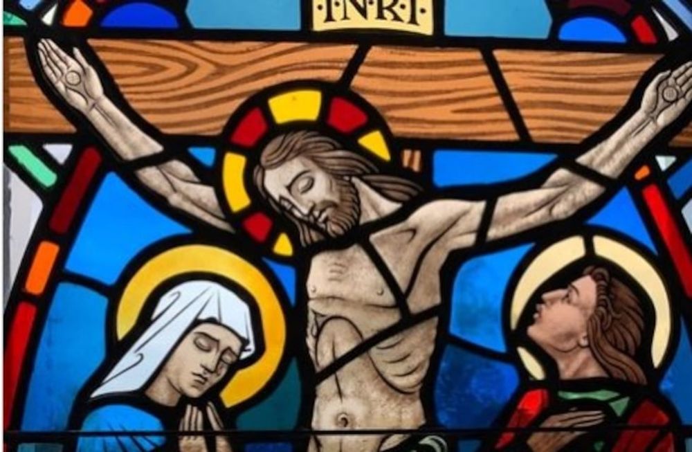 Jesús, al ver a su madre y junto a ella al discípulo al que amaba, dijo a su madre: «Mujer, ahí tienes a tu hijo».Luego, dijo al discípulo: «Ahí tienes a tu madre».