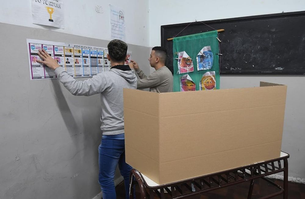 Elecciones PASO en 7 departamentos de la provincia de Mendoza.Presidente y fiscales de mesa en la escuela Justo José de urquiza del departamento de Maipú, organizan urna, boleta única y dejar todo en condiciones para que los ciudadanos de Maipú puedan ingresar a votarFoto:José Gutierrez / Los Andes
